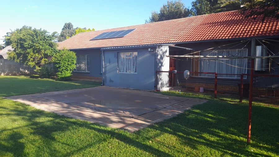 To Let 4 Bedroom Property for Rent in La Hoff North West